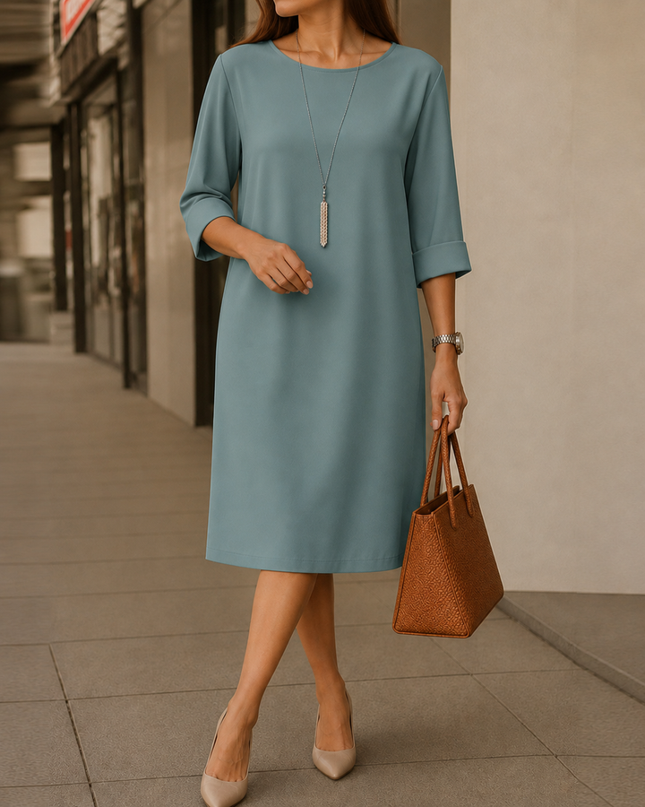 Huguette – Rochie Dreaptă cu Guler Rotund și Buzunare