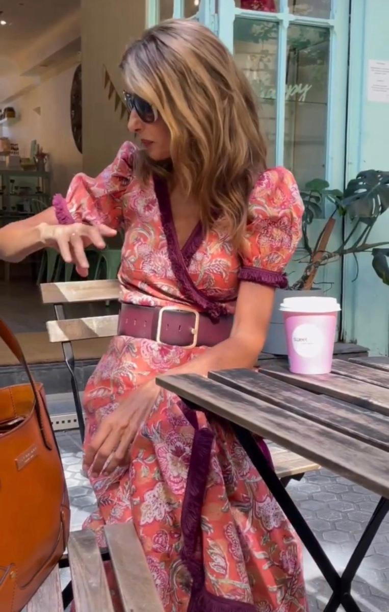 Eliett - Rochie Lungă cu Mâneci Scurte Bufante și Fustă Asimetrică