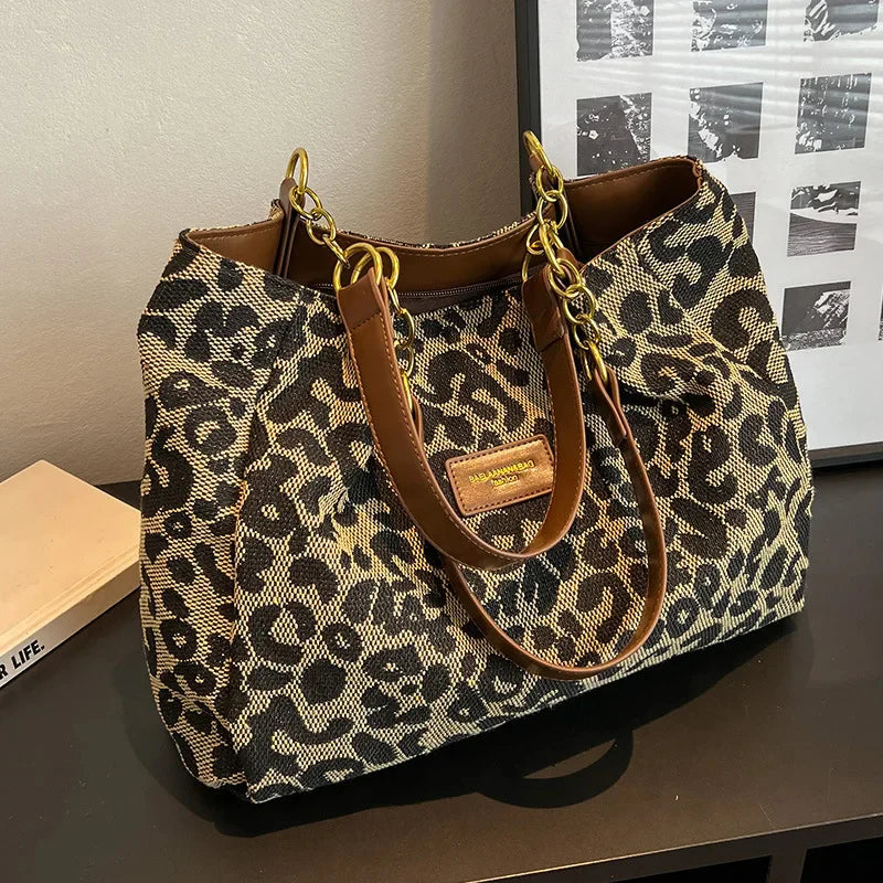 Leonora - Geantă Tote cu Charm Leopard