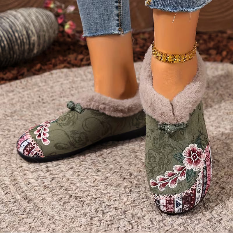 Estila - Papuci de Casă cu Broderie Florală și Bordură Din Pluș