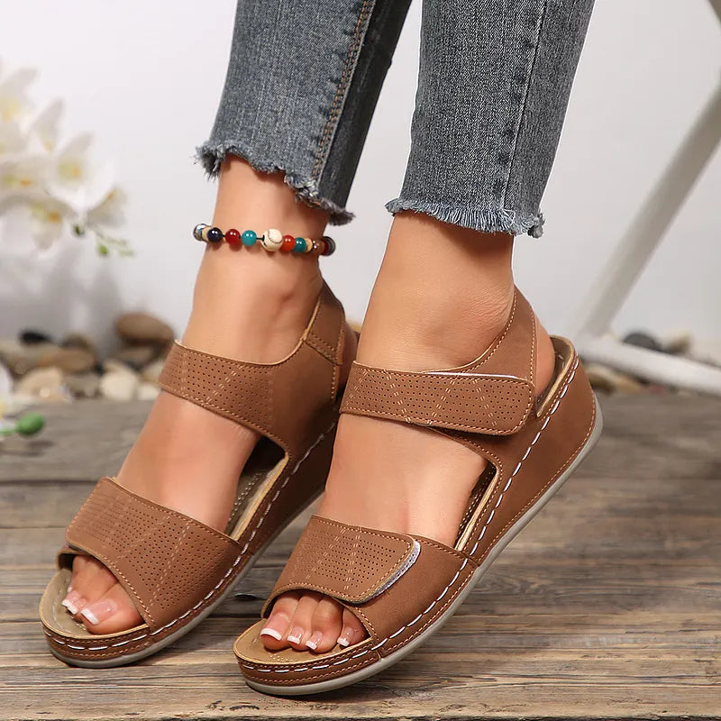 Tanaeva – Sandale Confortabile cu Talpă înclinată și închidere cu Velcro