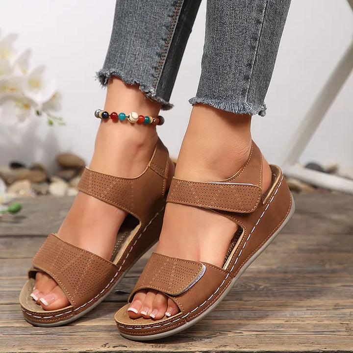 Tanaeva – Sandale Confortabile cu Talpă înclinată și închidere cu Velcro