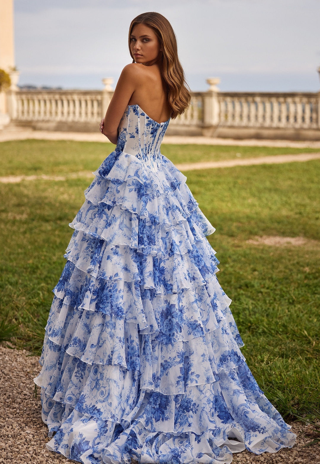 Miolina - Rochie De Seară Fără Bretele, Cu Volane și Straturi