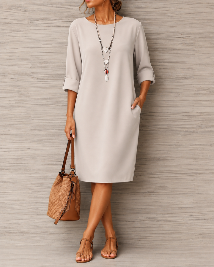 Huguette – Rochie Dreaptă cu Guler Rotund și Buzunare