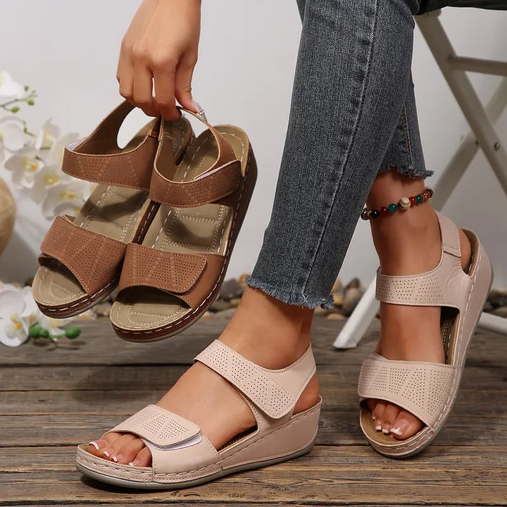 Tanaeva – Sandale Confortabile cu Talpă înclinată și închidere cu Velcro