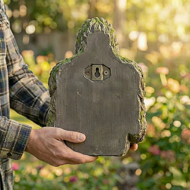 NatureHold – O Sculptură Pentru Hrănirea Păsărilor Integrată în Copac