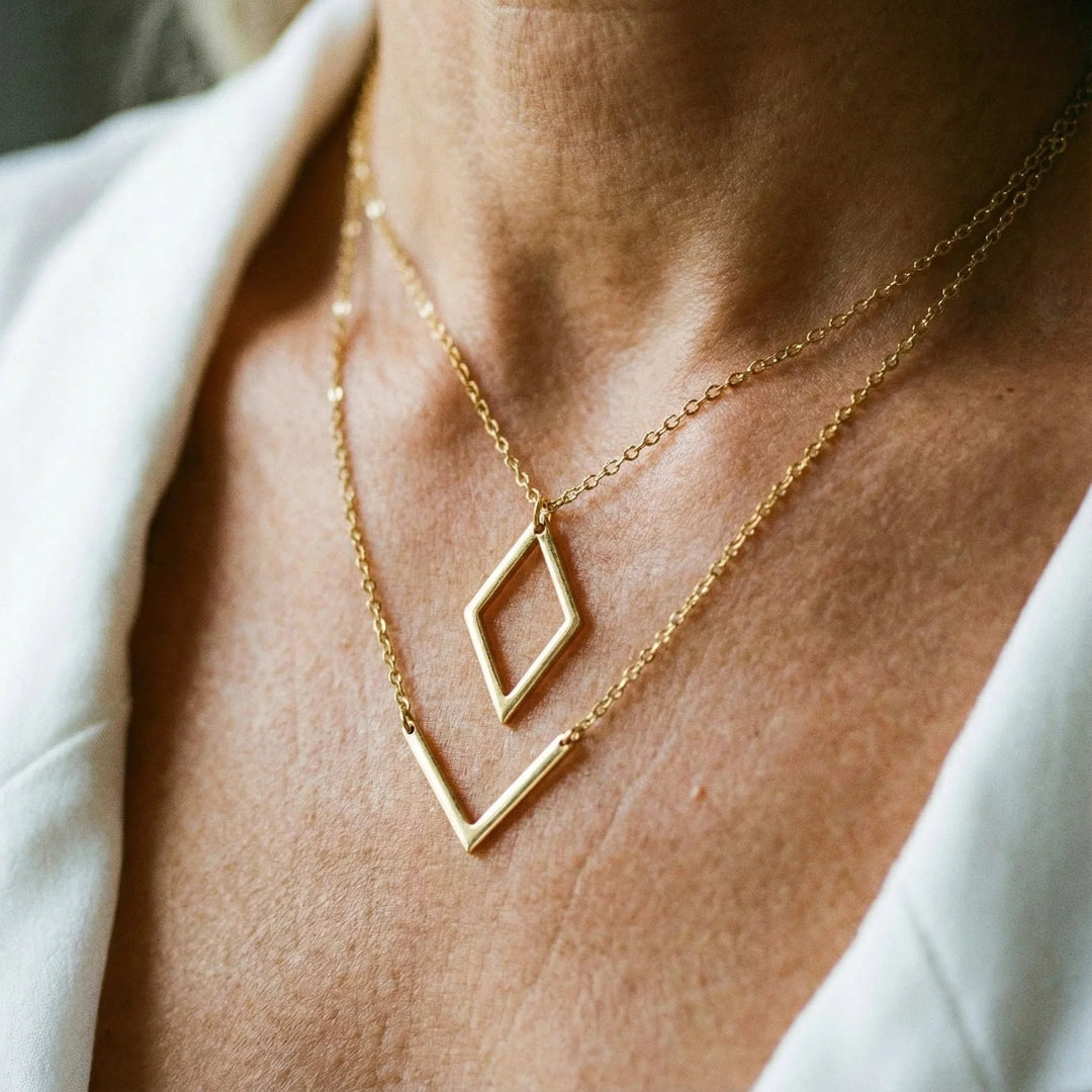Yarabella - Colier Elegant cu Pandantiv Geometric în Formă de V