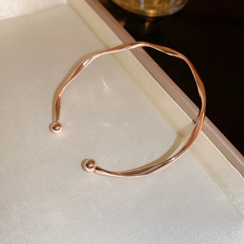 Elara - Brățară Elegantă Răsucită