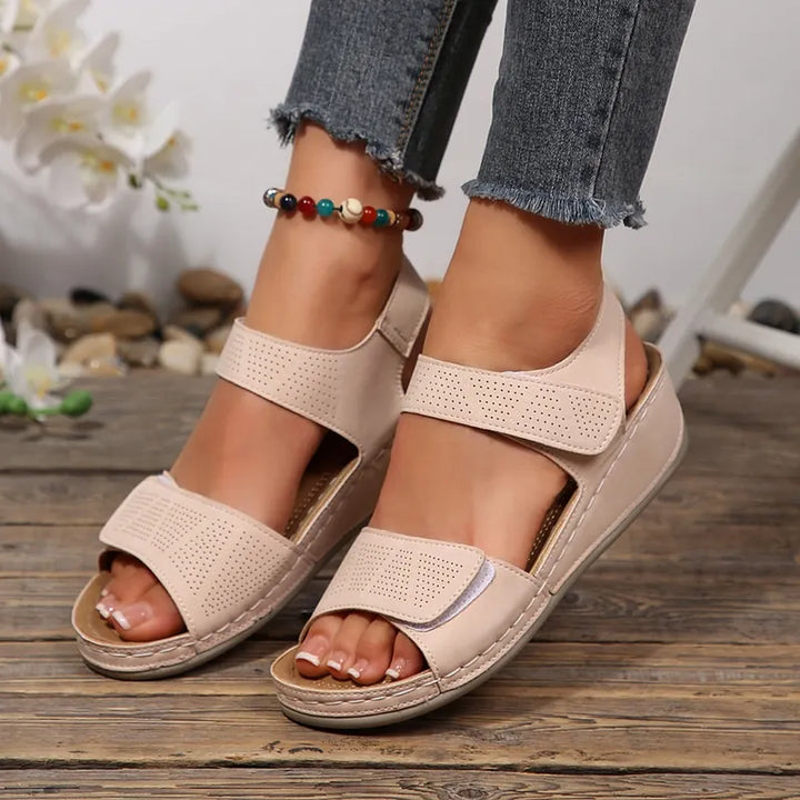 Tanaeva – Sandale Confortabile cu Talpă înclinată și închidere cu Velcro