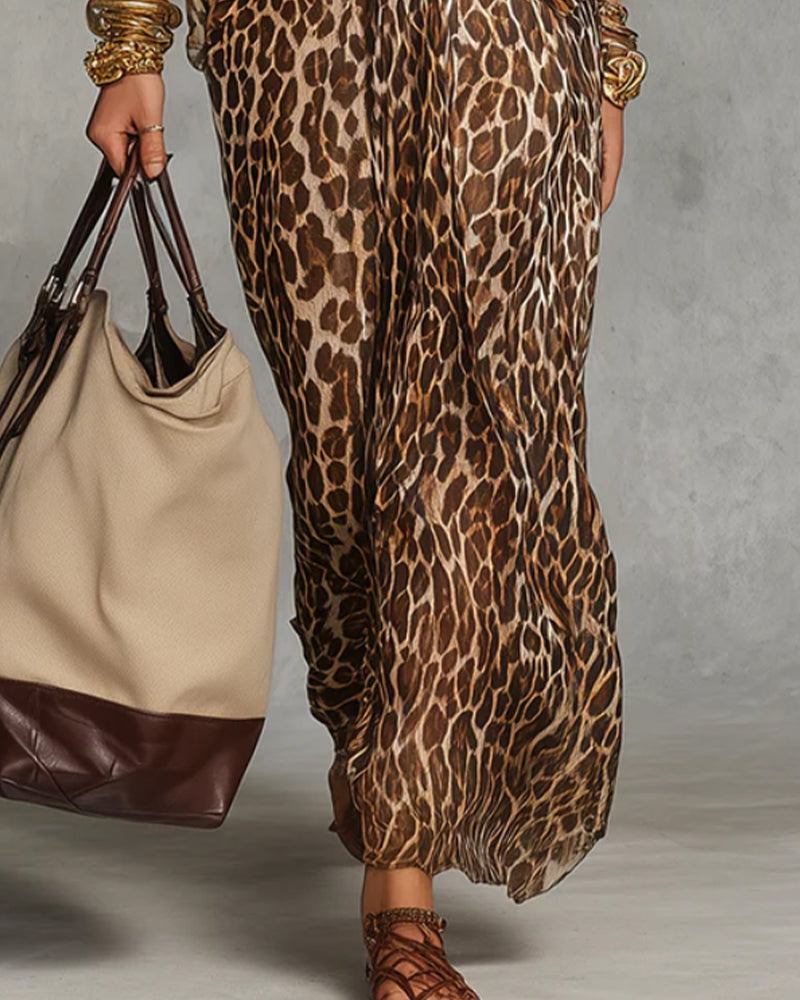 Ayrana – Rochie Maxi cu Imprimeu Leopard și Decupaj Răsucit în Față