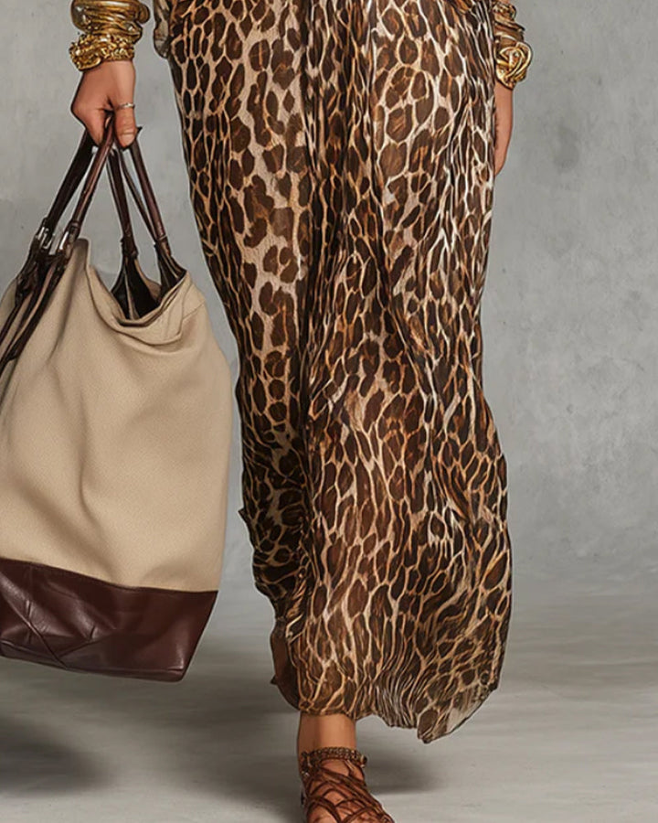 Ayrana – Rochie Maxi cu Imprimeu Leopard și Decupaj Răsucit în Față