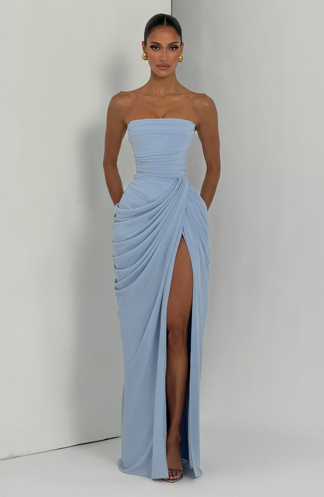 Sabrina - Rochie lungă fără Bretele, cu Decupaj Lateral și Croială Sculpturală