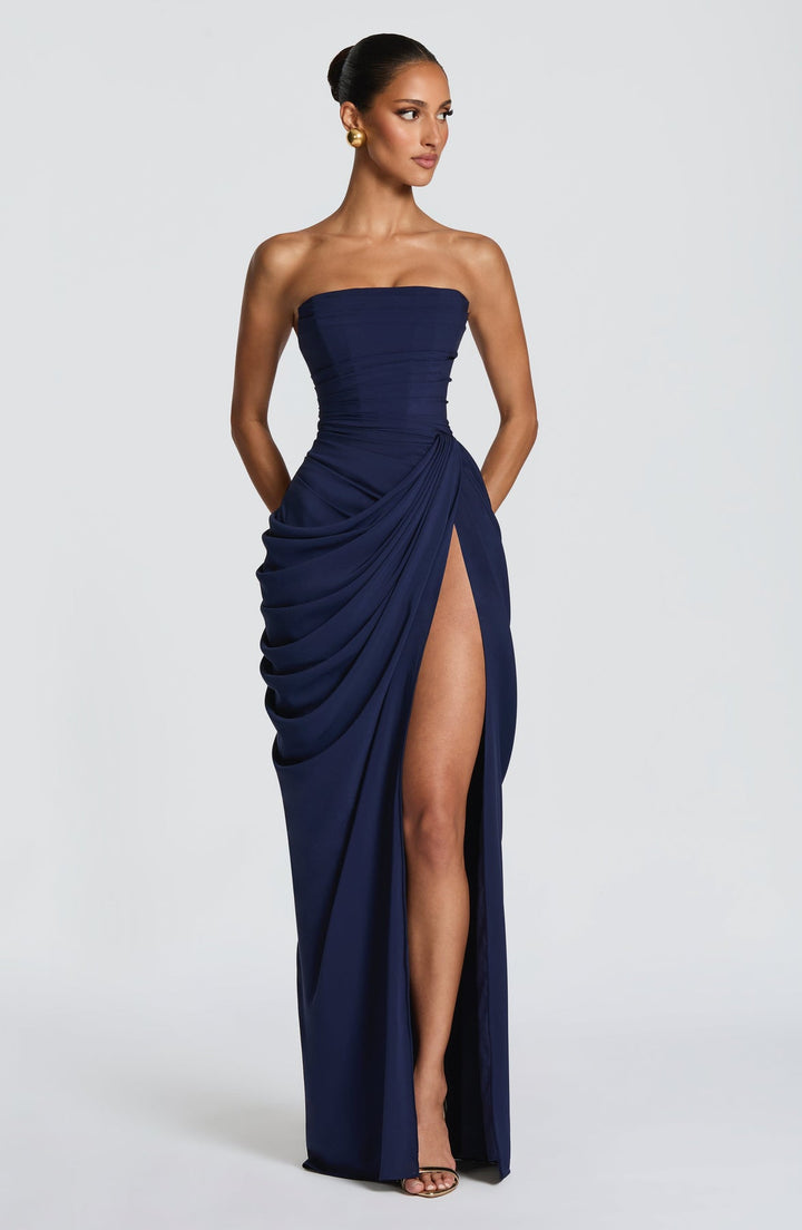 Sabrina - Rochie lungă fără Bretele, cu Decupaj Lateral și Croială Sculpturală
