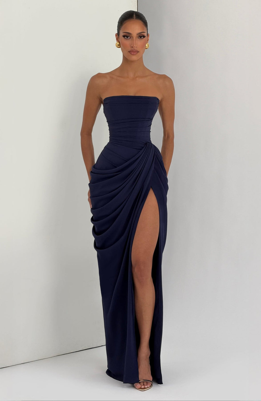 Sabrina - Rochie lungă fără Bretele, cu Decupaj Lateral și Croială Sculpturală