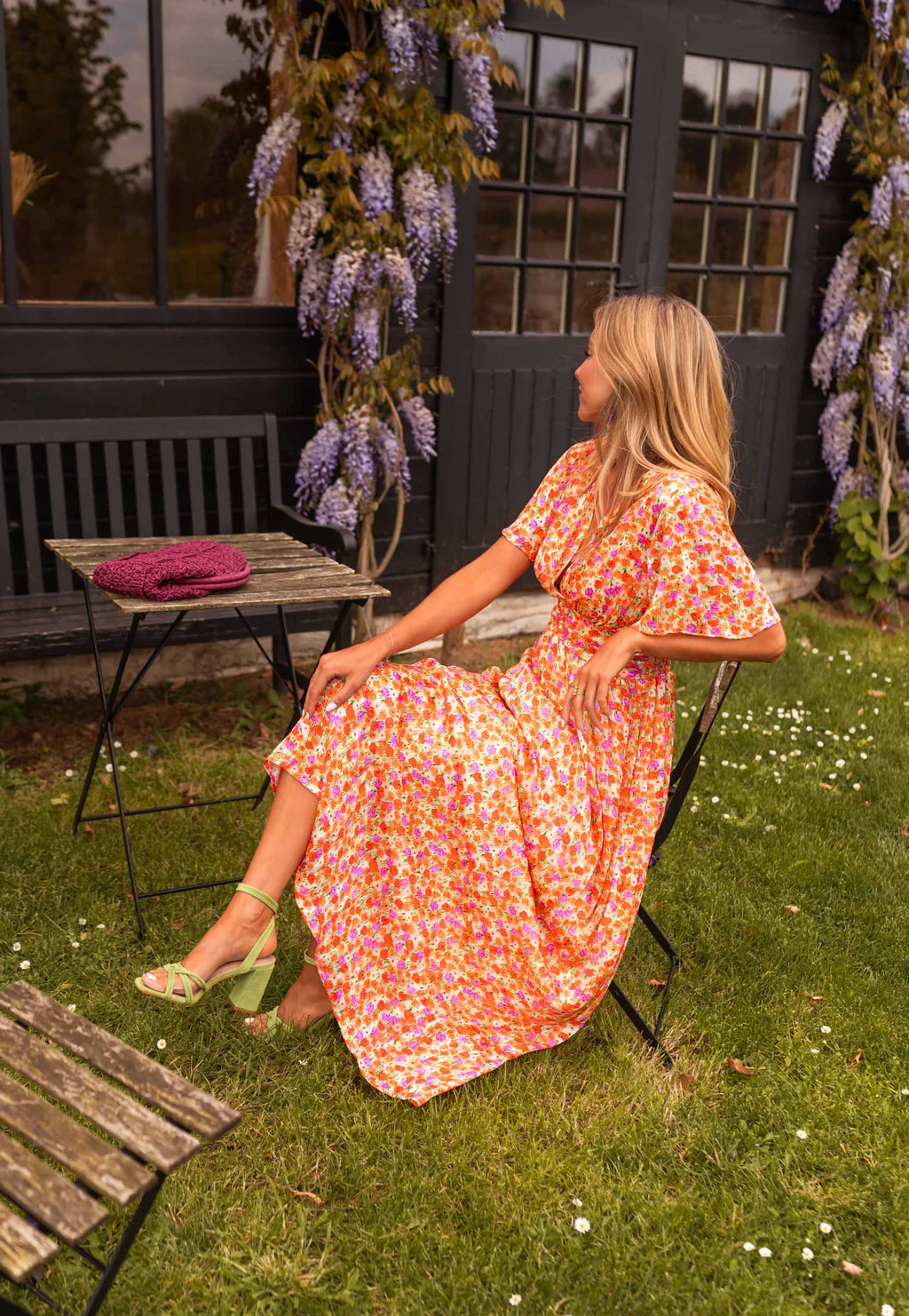 Sampaio – Rochie Elegantă Cu Decolteu în V și Imprimeu Floral