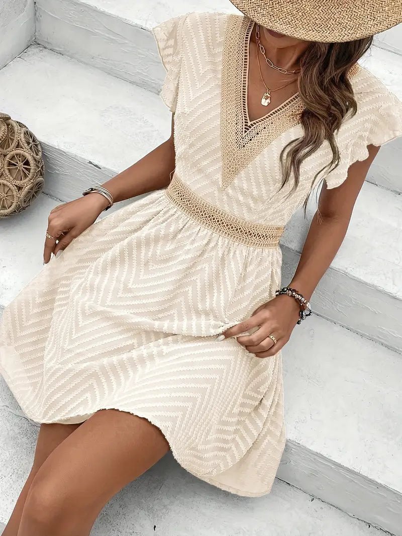Lillian - Rochie Mini cu Decupaje Din Dantelă și Decolteu în V