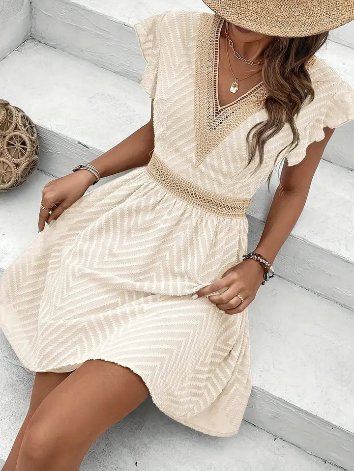 Lillian - Rochie Mini cu Decupaje Din Dantelă și Decolteu în V