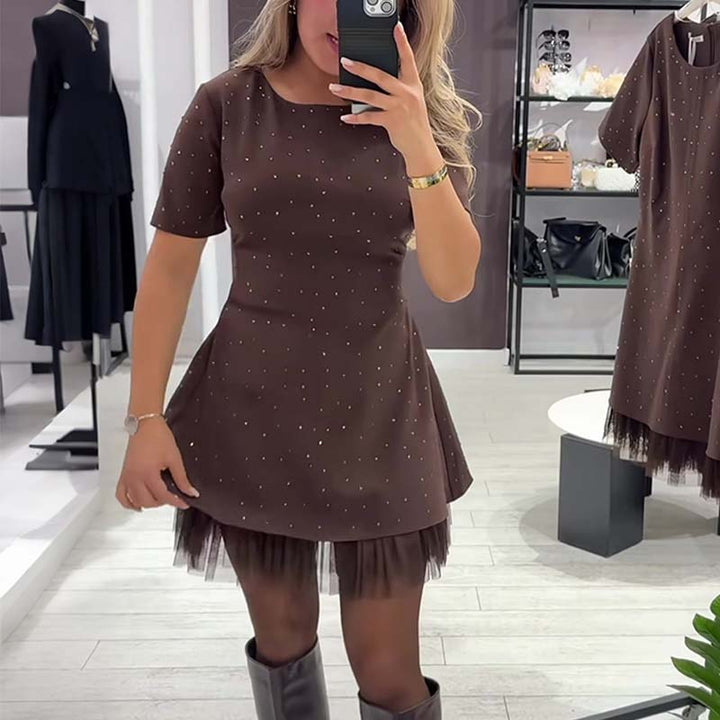 Fawnia - Rochie mini Strălucitoare cu Mâneci Scurte și Bordură din Dantelă