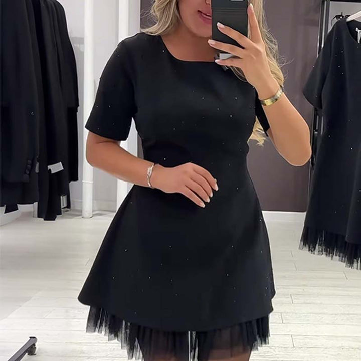Fawnia - Rochie mini Strălucitoare cu Mâneci Scurte și Bordură din Dantelă