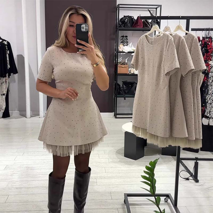 Fawnia - Rochie mini Strălucitoare cu Mâneci Scurte și Bordură din Dantelă