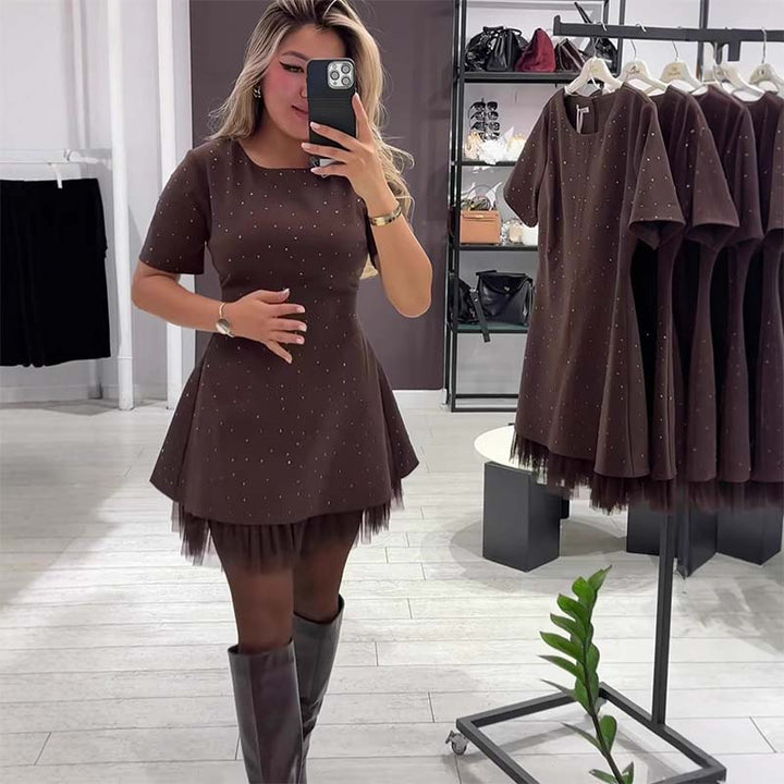 Fawnia - Rochie mini Strălucitoare cu Mâneci Scurte și Bordură din Dantelă