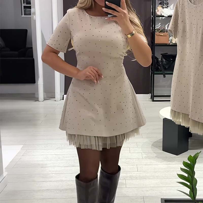 Fawnia - Rochie mini Strălucitoare cu Mâneci Scurte și Bordură din Dantelă