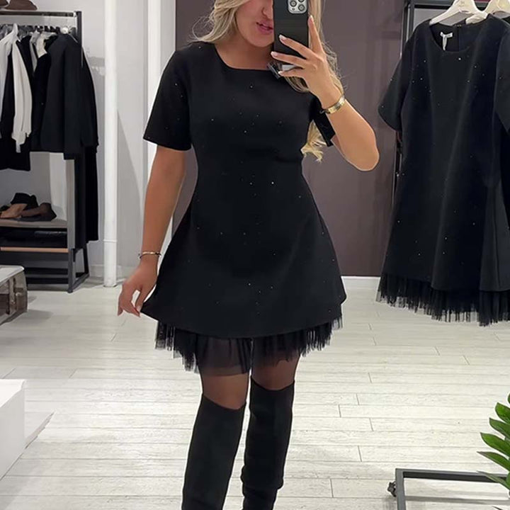 Fawnia - Rochie mini Strălucitoare cu Mâneci Scurte și Bordură din Dantelă