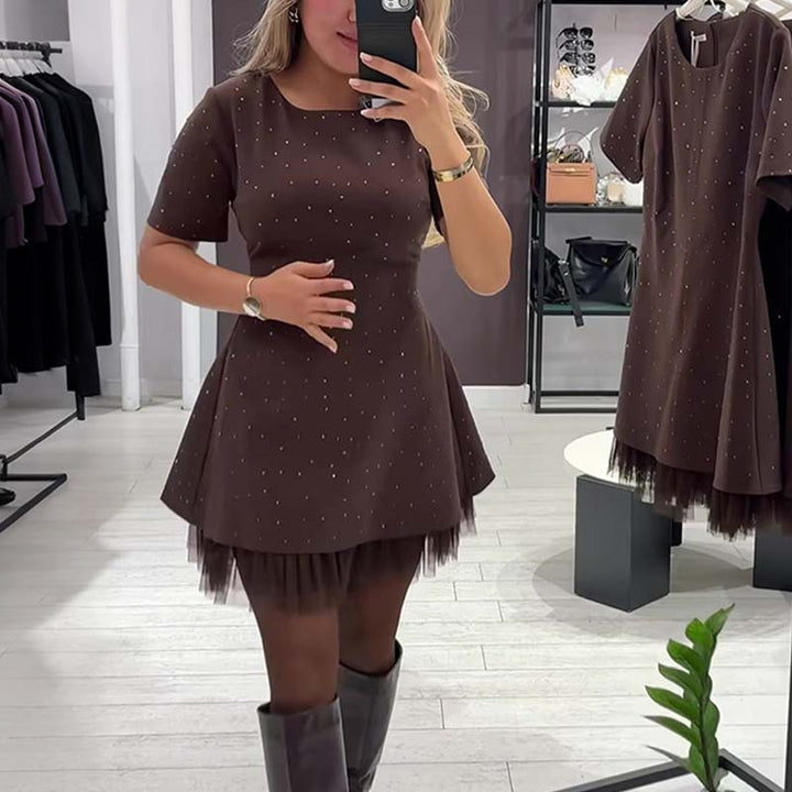 Fawnia - Rochie mini Strălucitoare cu Mâneci Scurte și Bordură din Dantelă