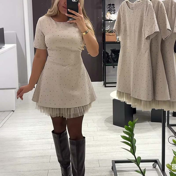 Fawnia - Rochie mini Strălucitoare cu Mâneci Scurte și Bordură din Dantelă