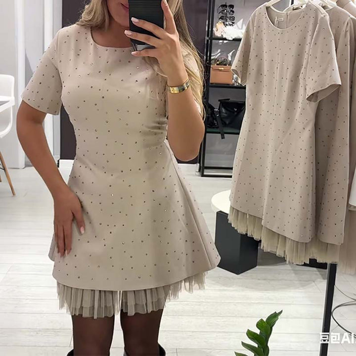 Fawnia - Rochie mini Strălucitoare cu Mâneci Scurte și Bordură din Dantelă