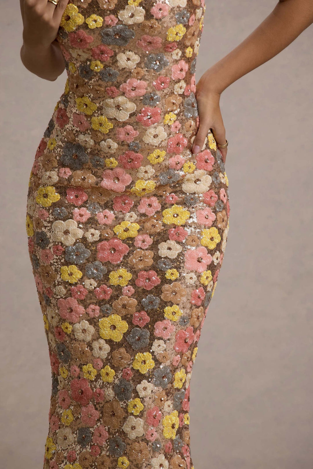Lolita - Rochie Lungă cu Bretele Subțiri și Imprimeu floral cu Paiete